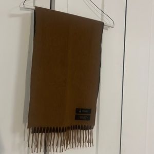 100% Vicuña two toned scarf made in Italy. Gently used